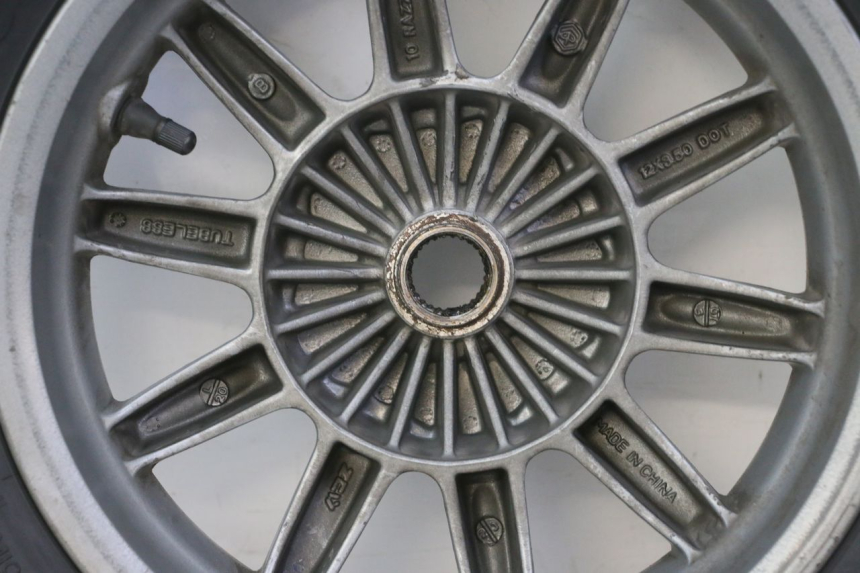 photo de CERCHIO POSTERIORE E PNEUMATICO PIAGGIO MP3 125 (2006 - 2014) - Primo piano ad alta risoluzione