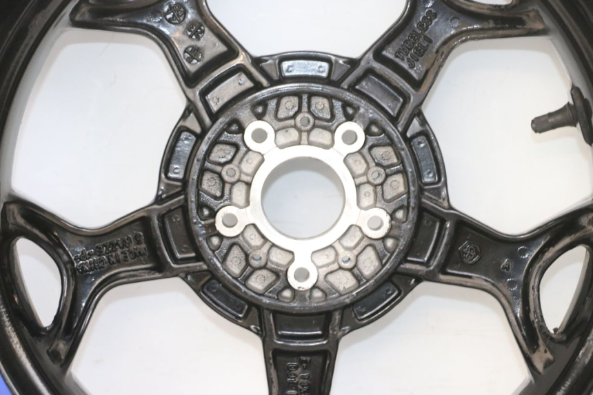 photo de CERCHIO POSTERIORE E PNEUMATICO PIAGGIO MP3 500 (2016 - 2018) - Zoom sui componenti