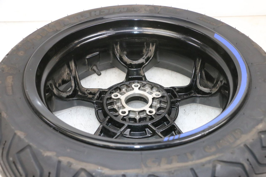 photo de CERCHIO POSTERIORE E PNEUMATICO PIAGGIO MP3 500 (2016 - 2018) - Zoom sullo stato d'uso