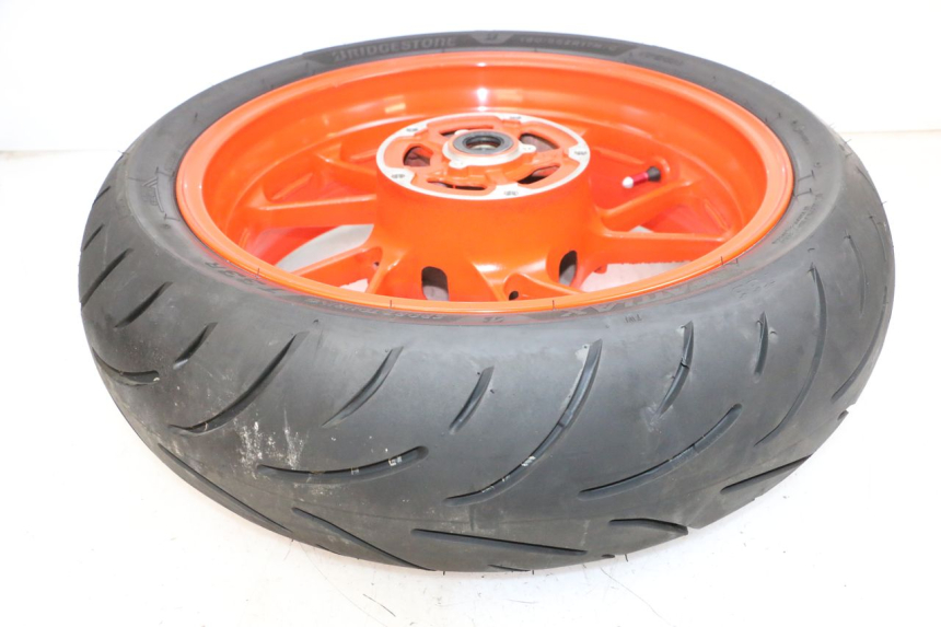 photo de CERCHIO POSTERIORE E PNEUMATICO YAMAHA MT-07 MT07 ABS 700 (2018 - 2020) - Stato della superficie e materiale