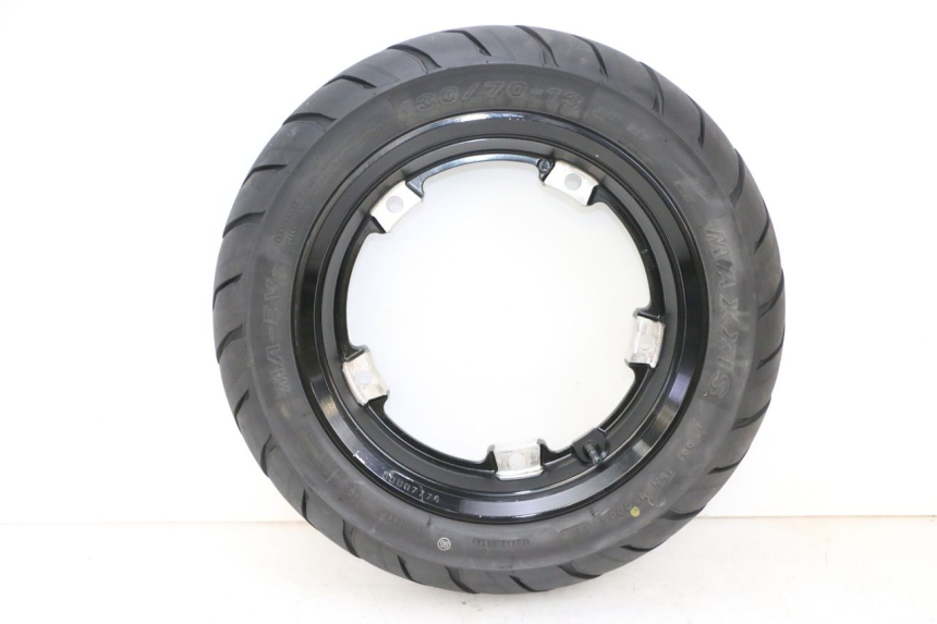 photo de CERCHIO POSTERIORE E PNEUMATICO YAMAHA NEO'S CORE 1 (2022 - 2026) - Primo piano ad alta risoluzione