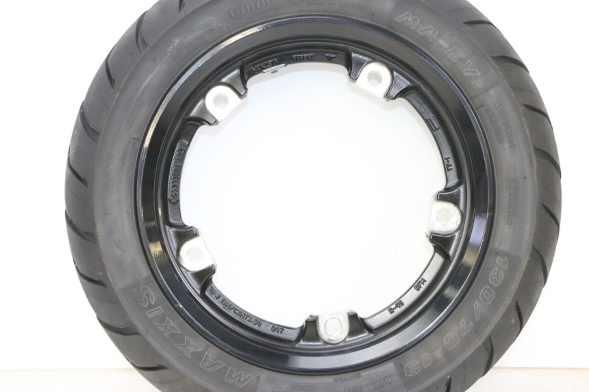 photo de CERCHIO POSTERIORE E PNEUMATICO YAMAHA NEO'S CORE 1 (2022 - 2026) - Dettagli dei punti di fissaggio