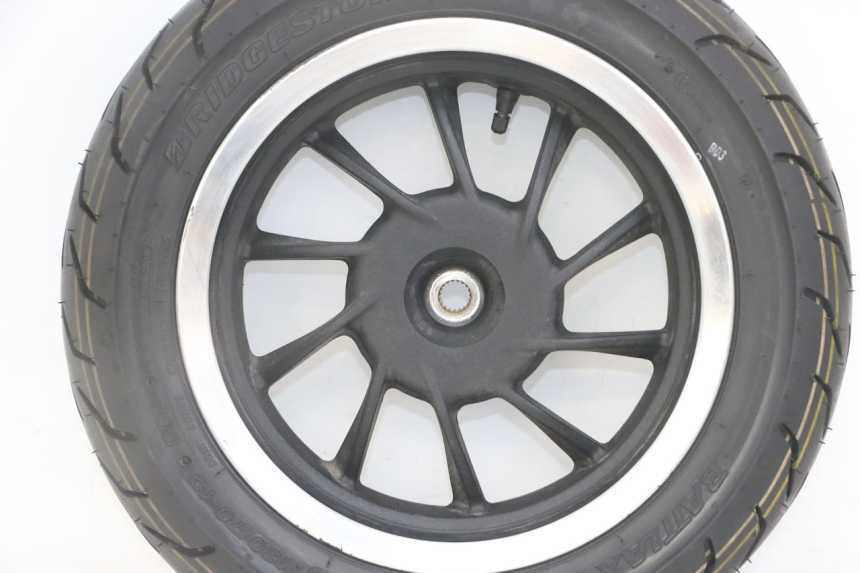 photo de CERCHIO POSTERIORE E PNEUMATICO KYMCO LIKE 4T 50 (2019 - 2025) - Primo piano ad alta risoluzione