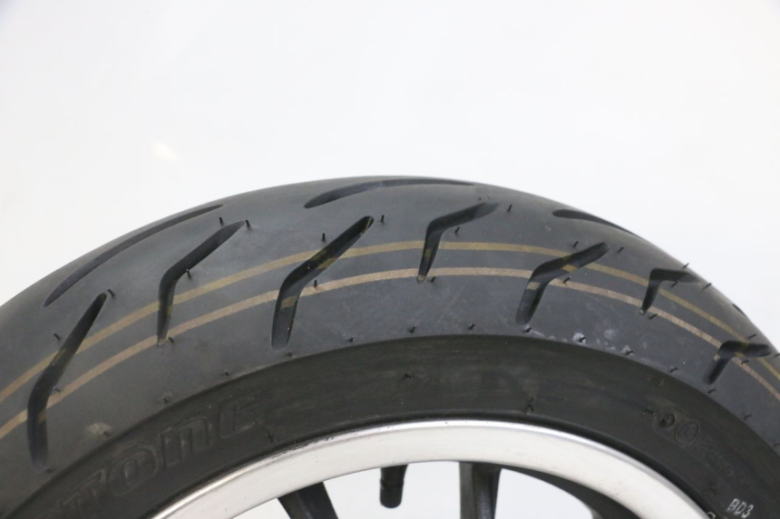 photo de CERCHIO POSTERIORE E PNEUMATICO KYMCO LIKE 4T 50 (2019 - 2025) - Zoom sullo stato d'uso