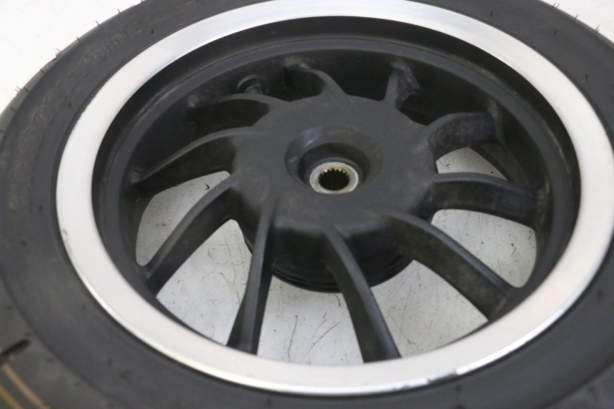 photo de CERCHIO POSTERIORE E PNEUMATICO KYMCO LIKE 4T 50 (2019 - 2025) - Dettagli dei punti di fissaggio