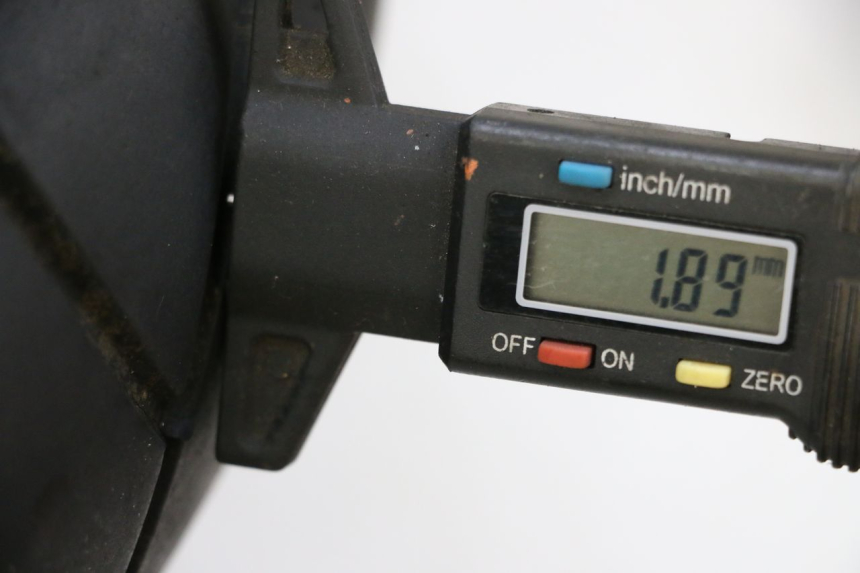 photo de CERCHIO POSTERIORE E PNEUMATICO HONDA NSR R 125 (1994 - 2003) - Zoom sullo stato d'uso