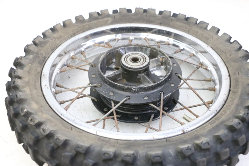 photo de CERCHIO POSTERIORE E PNEUMATICO YAMAHA PW 80 (1983 - 2014) - Marcature e riferimenti originali