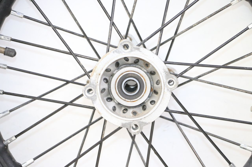 photo de CERCHIO POSTERIORE E PNEUMATICO APOLLO RFZ 125 - Focus sulla struttura