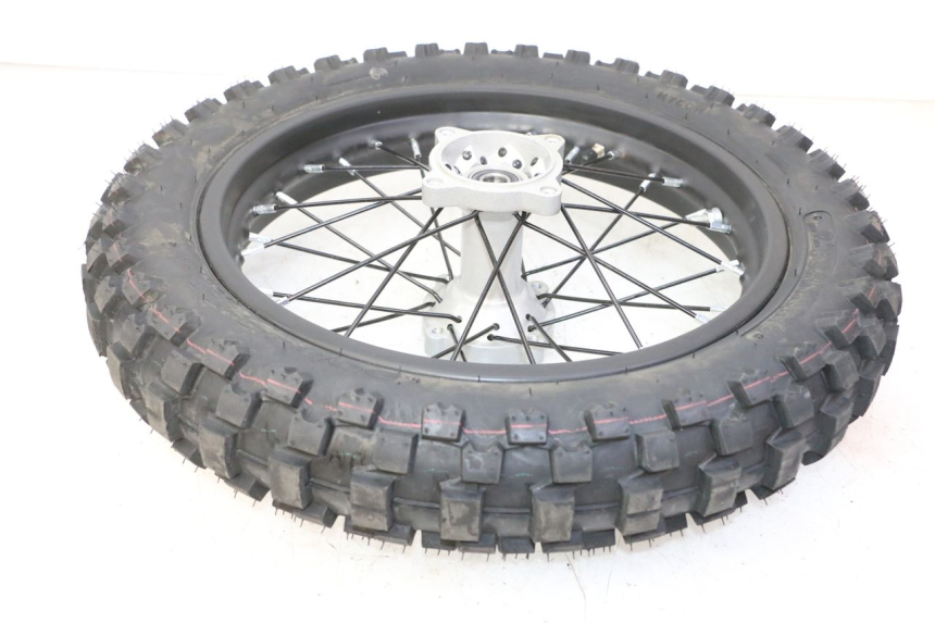 photo de CERCHIO POSTERIORE E PNEUMATICO APOLLO RFZ 125 - Primo piano tecnico