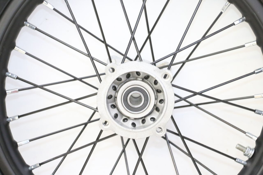 photo de CERCHIO POSTERIORE E PNEUMATICO APOLLO RFZ 125 - Dettagli dei punti di fissaggio