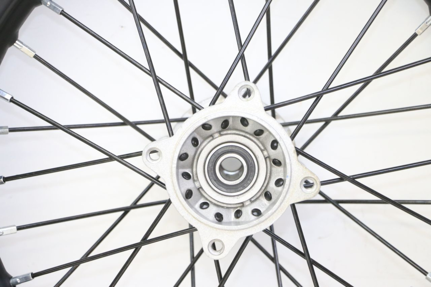 photo de CERCHIO POSTERIORE E PNEUMATICO APOLLO RFZ 125 - Marcature e riferimenti originali