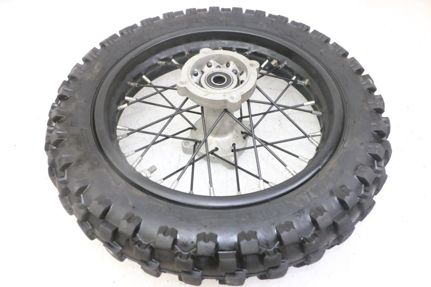 photo de CERCHIO POSTERIORE E PNEUMATICO APOLLO RXF 125 - Primo piano tecnico