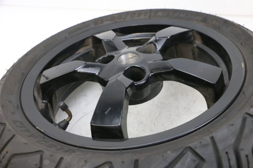 photo de CERCHIO POSTERIORE E PNEUMATICO PEUGEOT SATELIS 125 (2013 - 2018) - Dettaglio del componente