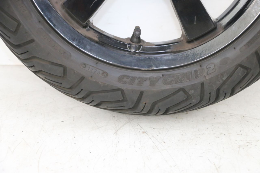 photo de CERCHIO POSTERIORE E PNEUMATICO PEUGEOT SATELIS 125 (2013 - 2018) - Primo piano ad alta risoluzione