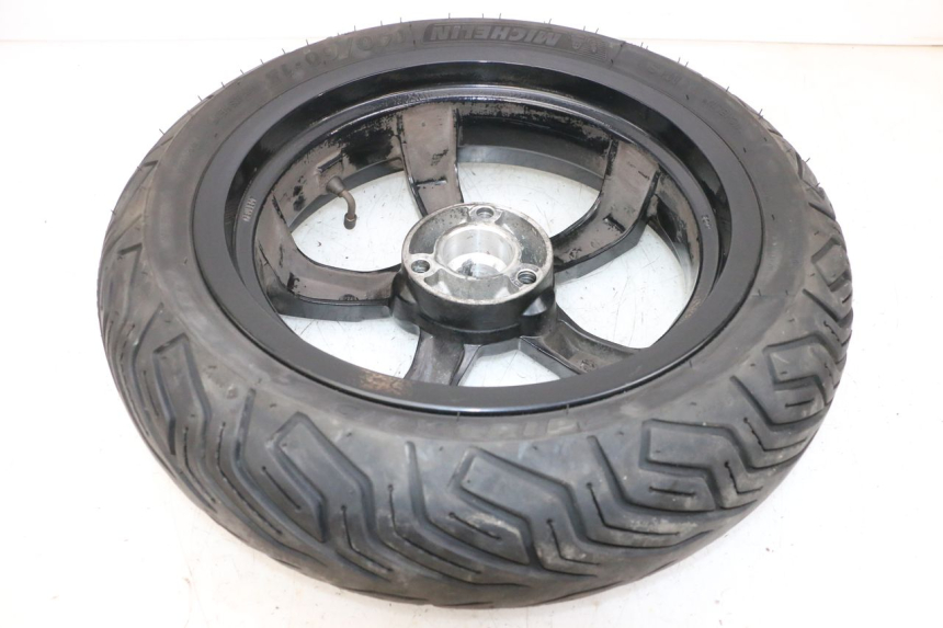 photo de CERCHIO POSTERIORE E PNEUMATICO PEUGEOT SATELIS 125 (2013 - 2018) - Altra angolazione