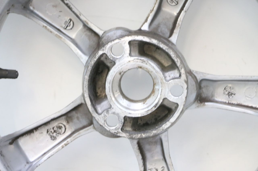 photo de CERCHIO POSTERIORE E PNEUMATICO PEUGEOT SATELIS 125 (2006 - 2009) - Zoom sui componenti