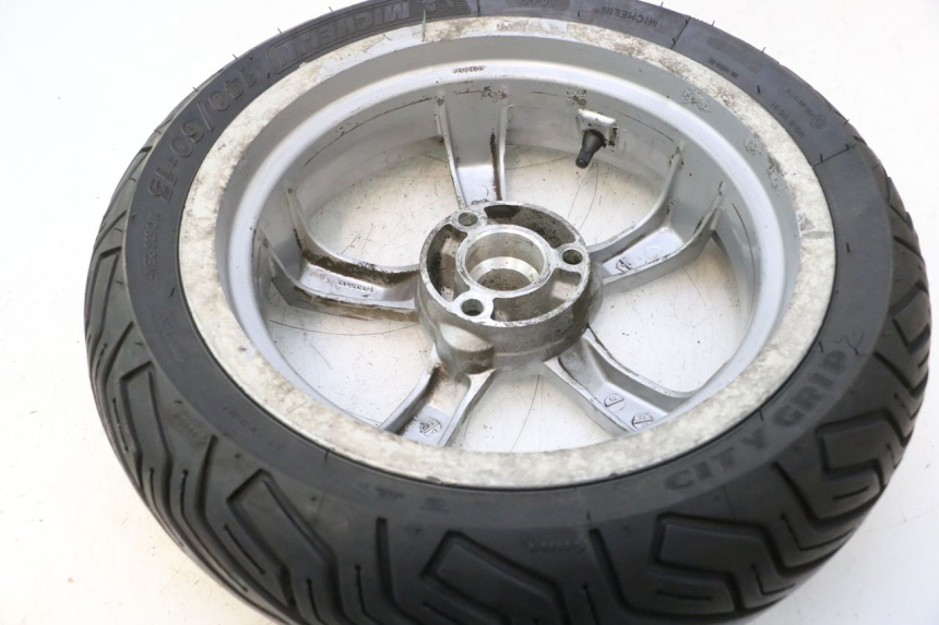 photo de CERCHIO POSTERIORE E PNEUMATICO PEUGEOT SATELIS 125 (2006 - 2009) - Zoom sullo stato d'uso