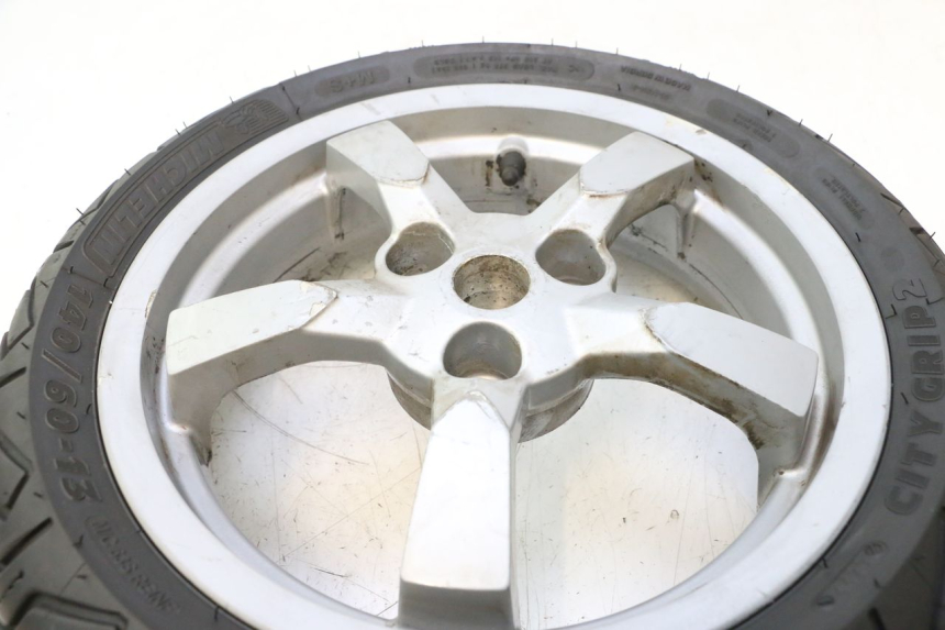 photo de CERCHIO POSTERIORE E PNEUMATICO PEUGEOT SATELIS 125 (2006 - 2009) - Primo piano tecnico