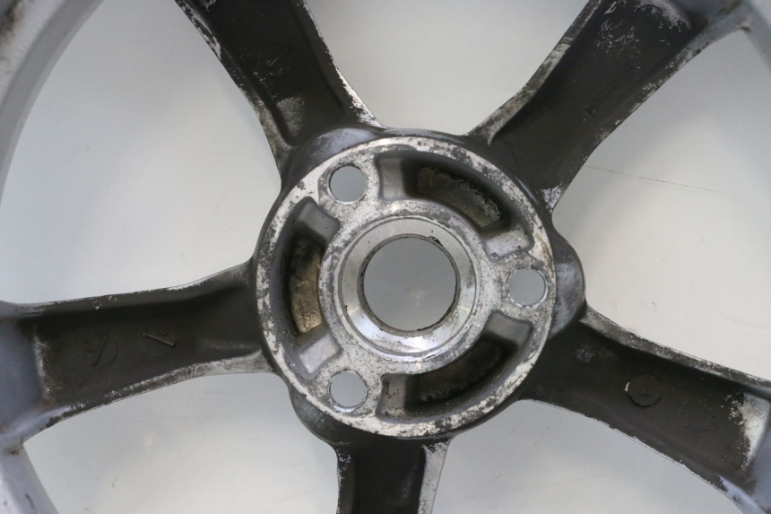 photo de CERCHIO POSTERIORE E PNEUMATICO PEUGEOT SATELIS 125 (2013 - 2018) - Primo piano ad alta risoluzione