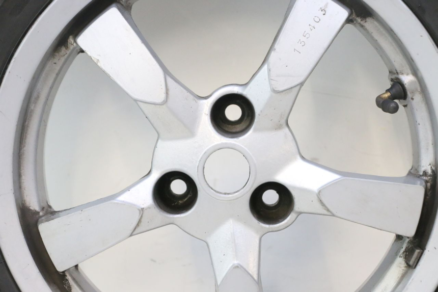photo de CERCHIO POSTERIORE E PNEUMATICO PEUGEOT SATELIS 125 (2013 - 2018) - Focus sulla struttura