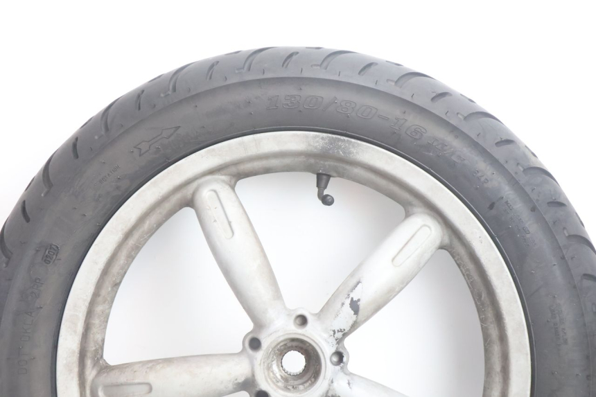 photo de CERCHIO POSTERIORE E PNEUMATICO APRILIA SCARABEO GT 125 (1999 - 2007) - Dettaglio del componente