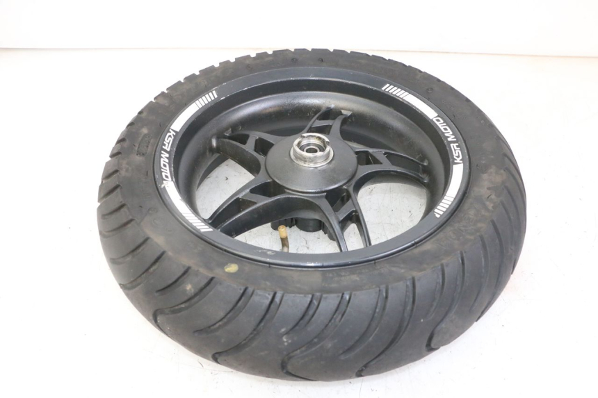 photo de CERCHIO POSTERIORE E PNEUMATICO KSR SIRION 4T 50 (2018 - 2025) - Primo piano tecnico