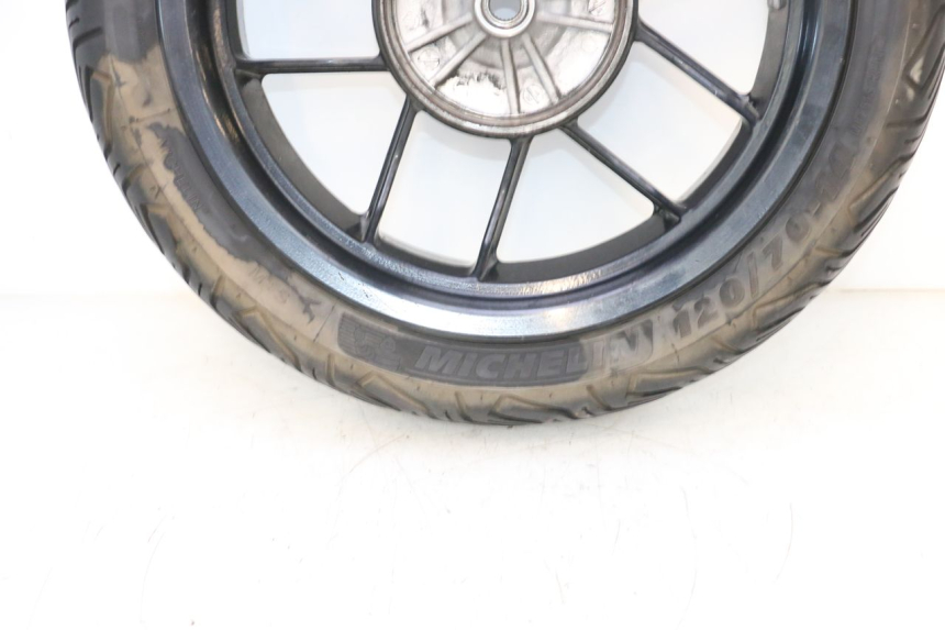 photo de CERCHIO POSTERIORE E PNEUMATICO APRILIA SR MOTARD 50 (2012 - 2018) - Zoom sullo stato d'uso