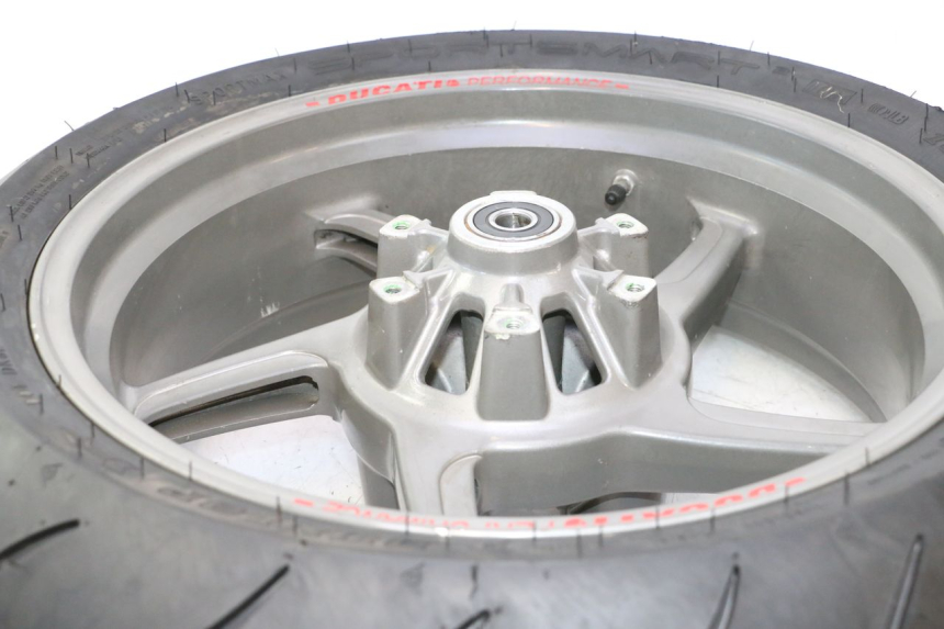 photo de CERCHIO POSTERIORE E PNEUMATICO DUCATI SS IE DS CARENEE 1000 (2002 - 2006) - Zoom sullo stato d'uso