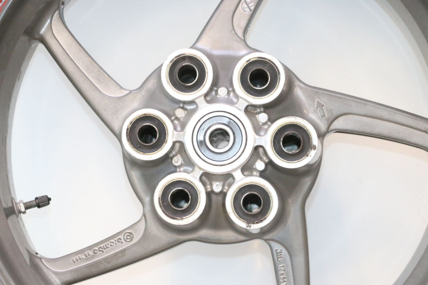 photo de CERCHIO POSTERIORE E PNEUMATICO DUCATI SS IE DS CARENEE 1000 (2002 - 2006) - Zoom sullo stato d'uso