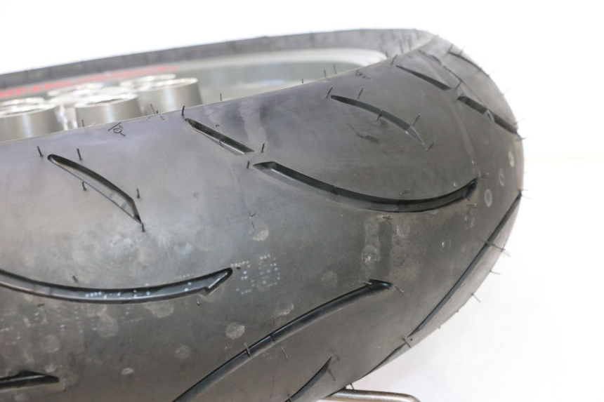 photo de CERCHIO POSTERIORE E PNEUMATICO DUCATI SS IE DS CARENEE 1000 (2002 - 2006) - Dettagli dei punti di fissaggio
