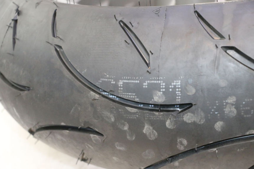 photo de CERCHIO POSTERIORE E PNEUMATICO DUCATI SS IE DS CARENEE 1000 (2002 - 2006) - Stato della superficie e materiale