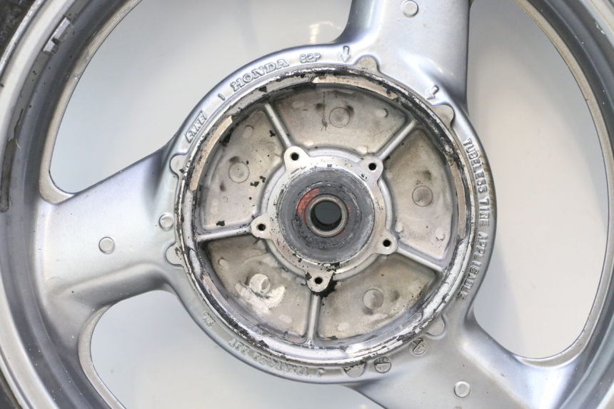 photo de CERCHIO POSTERIORE E PNEUMATICO HONDA ST PAN EUROPEAN 1100 (1990 - 2002) - Angolazione alternativa