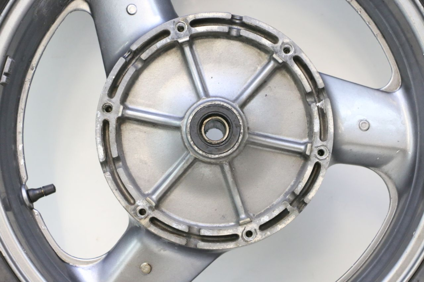 photo de CERCHIO POSTERIORE E PNEUMATICO HONDA ST PAN EUROPEAN 1100 (1990 - 2002) - Primo piano tecnico
