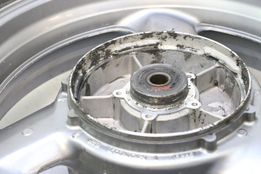 photo de CERCHIO POSTERIORE E PNEUMATICO HONDA ST PAN EUROPEAN 1100 (1990 - 2002) - Stato della superficie e materiale