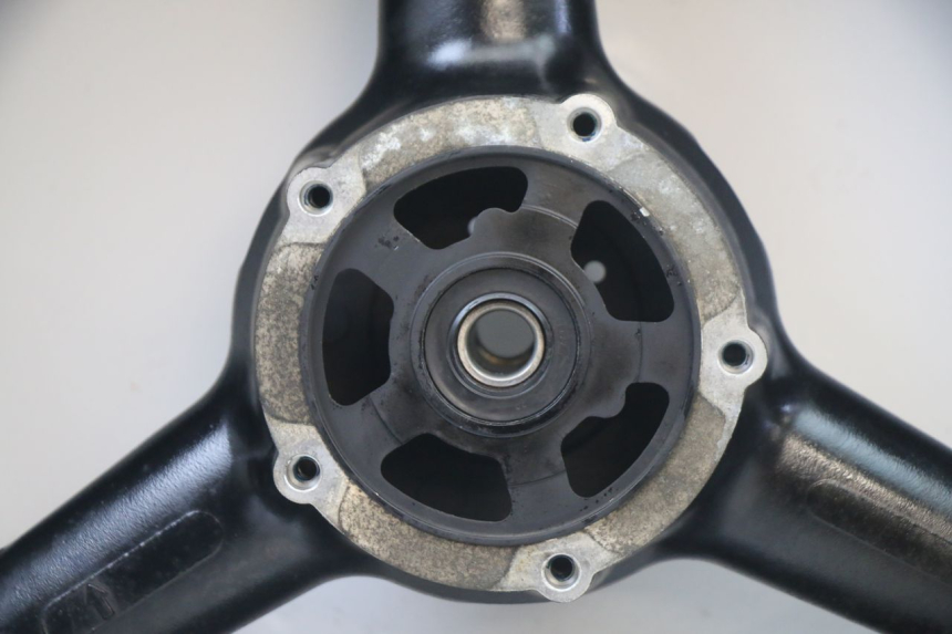 photo de CERCHIO POSTERIORE E PNEUMATICO SUZUKI GSX F GSXF 650 (2007 - 2015) - Primo piano tecnico