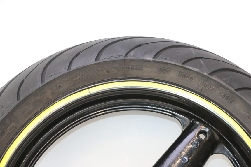 photo de CERCHIO POSTERIORE E PNEUMATICO SUZUKI SV S 650 (2003 - 2009) - Primo piano ad alta risoluzione