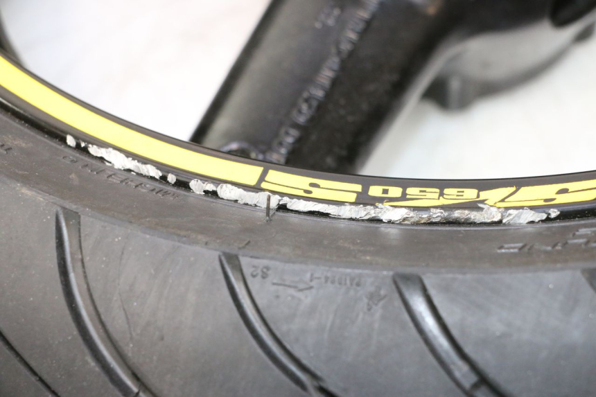 photo de CERCHIO POSTERIORE E PNEUMATICO SUZUKI SV S 650 (2003 - 2009) - Primo piano tecnico