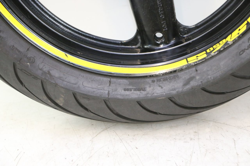 photo de CERCHIO POSTERIORE E PNEUMATICO SUZUKI SV S 650 (2003 - 2009) - Stato della superficie e materiale