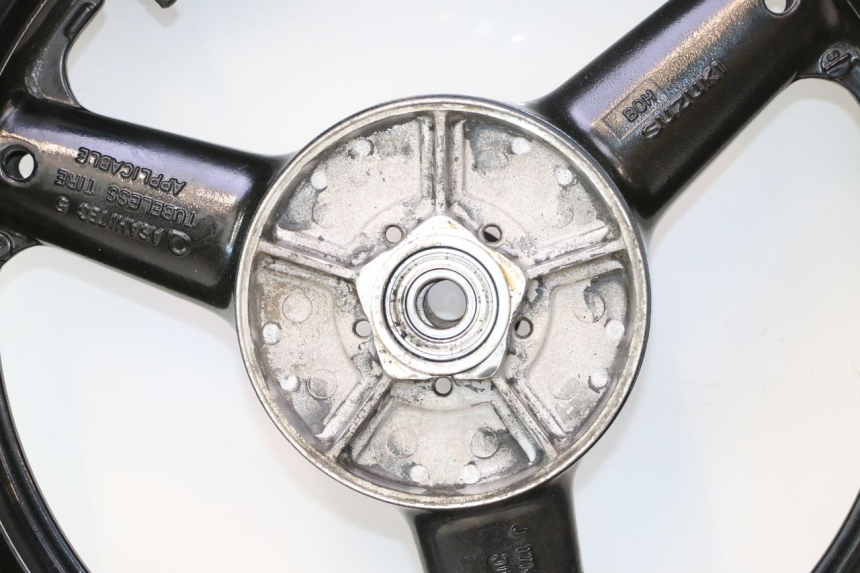 photo de CERCHIO POSTERIORE E PNEUMATICO SUZUKI SV S 650 (2003 - 2009) - Marcature e riferimenti originali