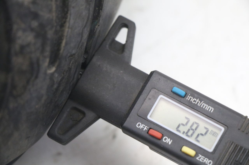 photo de CERCHIO POSTERIORE E PNEUMATICO PEUGEOT VIVACITY NEW 2T 50 (2008 - 2017) - Primo piano ad alta risoluzione