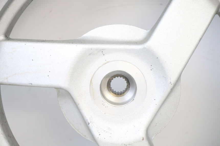 photo de CERCHIO POSTERIORE E PNEUMATICO PEUGEOT VIVACITY NEW 2T 50 (2008 - 2017) - Primo piano tecnico