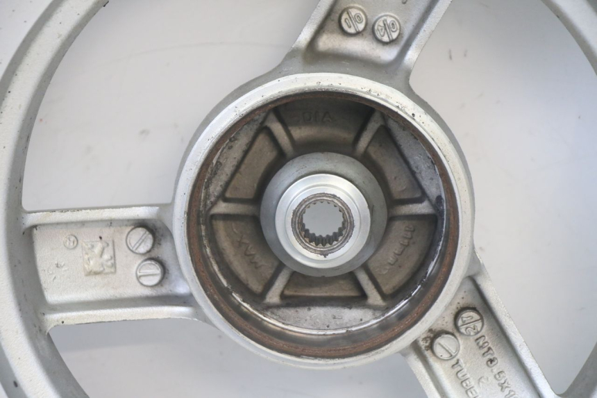 photo de CERCHIO POSTERIORE E PNEUMATICO PEUGEOT VIVACITY NEW 2T 50 (2008 - 2017) - Marcature e riferimenti originali