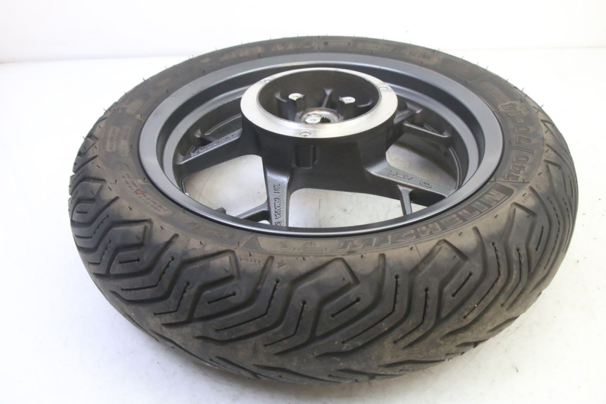 photo de CERCHIO POSTERIORE E PNEUMATICO YAMAHA XMAX X-MAX 125 (2021 - 2025) - Dettaglio del componente