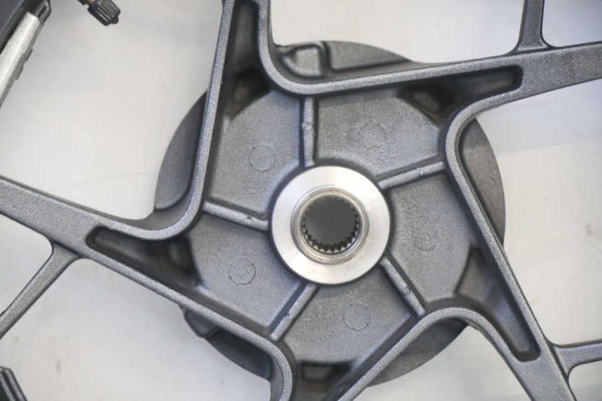 photo de CERCHIO POSTERIORE E PNEUMATICO YAMAHA XMAX X-MAX 125 (2021 - 2025) - Marcature e riferimenti originali