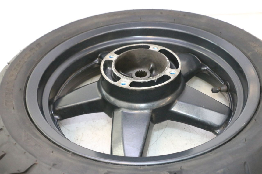 photo de CERCHIO POSTERIORE E PNEUMATICO YAMAHA XMAX X-MAX 125 (2006 - 2009) - Stato della superficie e materiale
