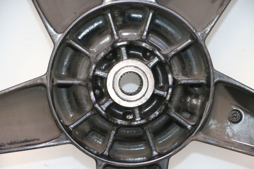 photo de CERCHIO POSTERIORE E PNEUMATICO YAMAHA X-MAX XMAX 125 (2010 - 2013) - Primo piano tecnico