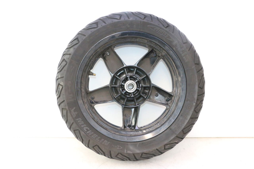 photo de CERCHIO POSTERIORE E PNEUMATICO YAMAHA X-MAX XMAX 125 (2010 - 2013) - Stato della superficie e materiale