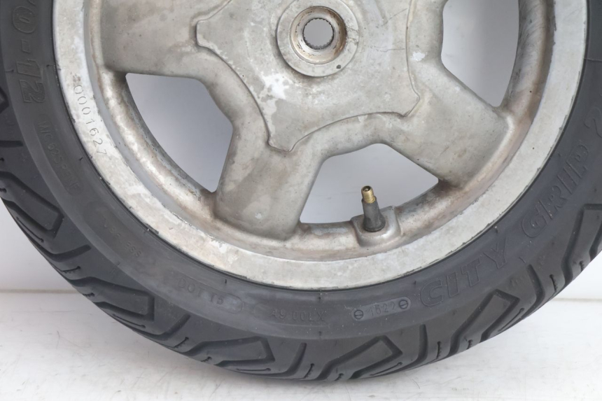 photo de CERCHIO POSTERIORE E PNEUMATICO PIAGGIO X8 STREET 125 (2006 - 2007) - Zoom sullo stato d'uso