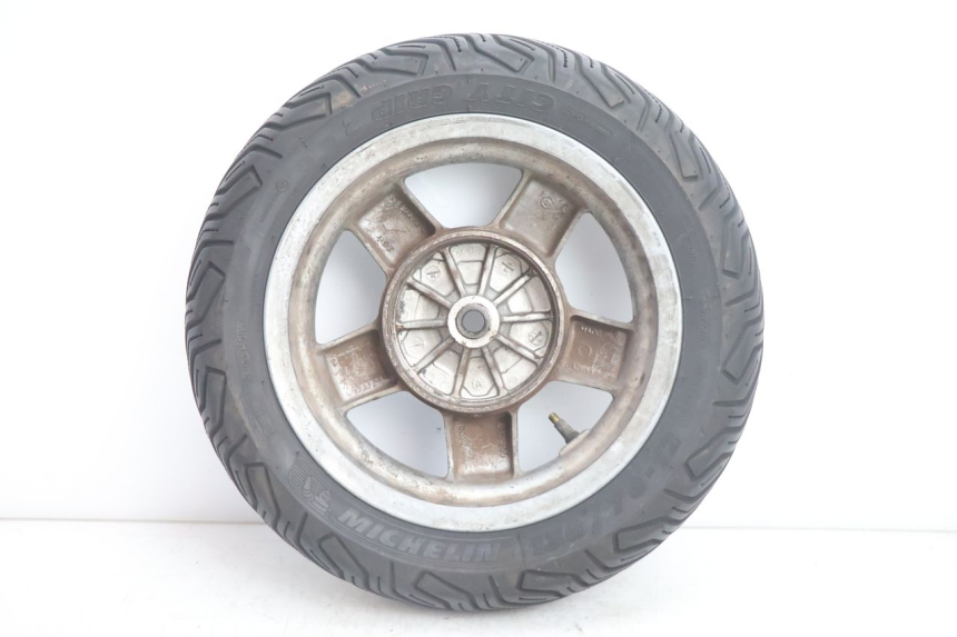 photo de CERCHIO POSTERIORE E PNEUMATICO PIAGGIO X8 STREET 125 (2006 - 2007) - Stato della superficie e materiale