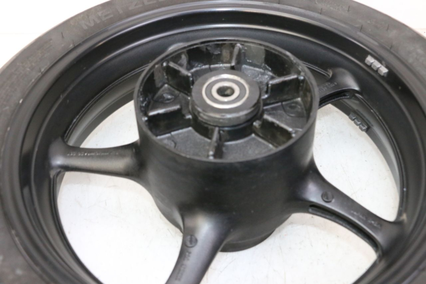 photo de CERCHIO POSTERIORE E PNEUMATICO YAMAHA XJ6 ABS 600 (2008 - 2016) - Primo piano tecnico